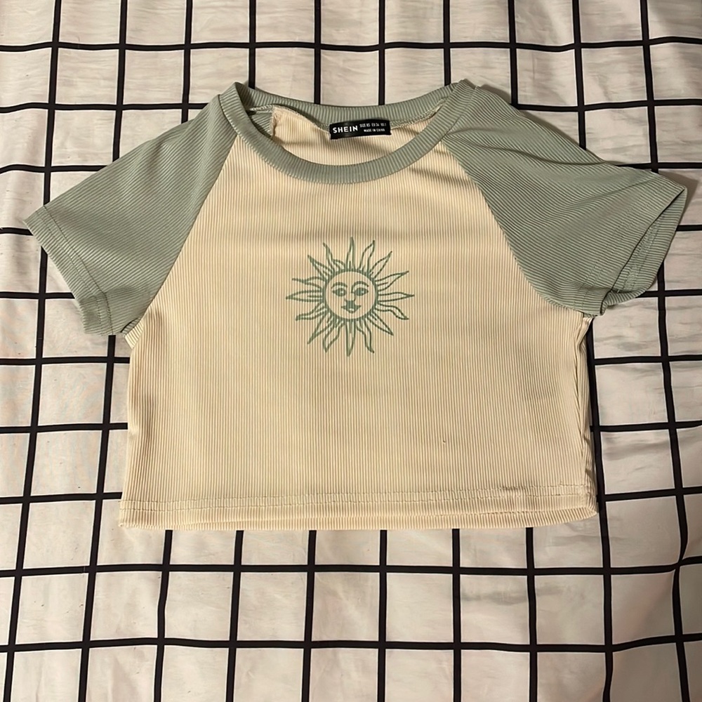 Graphic sun design cropped tee